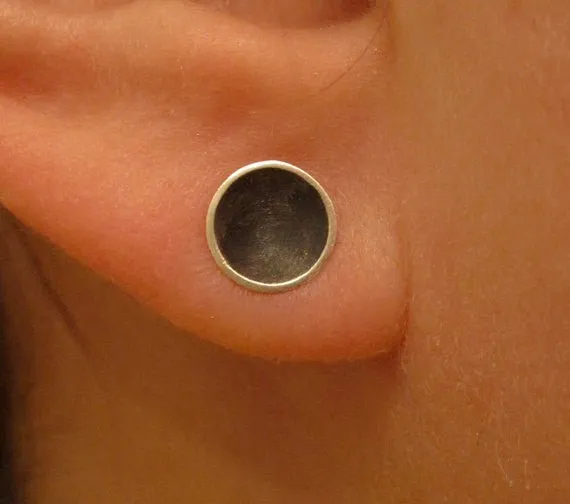 7.5mm Silver Dome with Black Interior: Stylish Earrings 0109