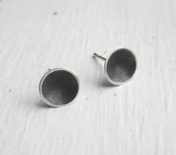 7.5mm Silver Dome with Black Interior: Stylish Earrings 0109