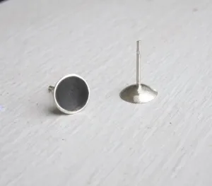 7.5mm Silver Dome with Black Interior: Stylish Earrings 0109