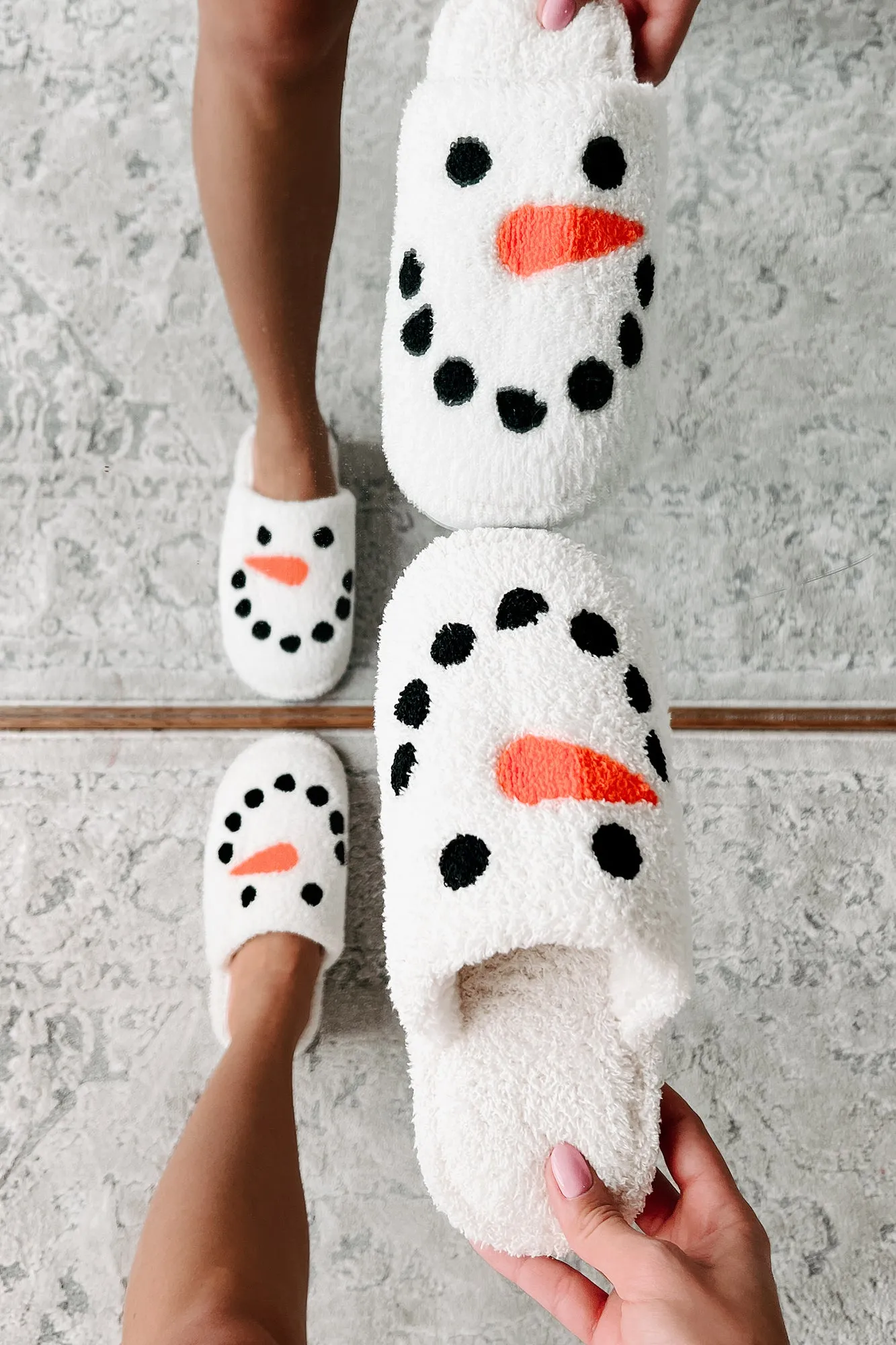 Carrot Nose Cutie Fuzzy Snowman Slippers (White/Snowman)