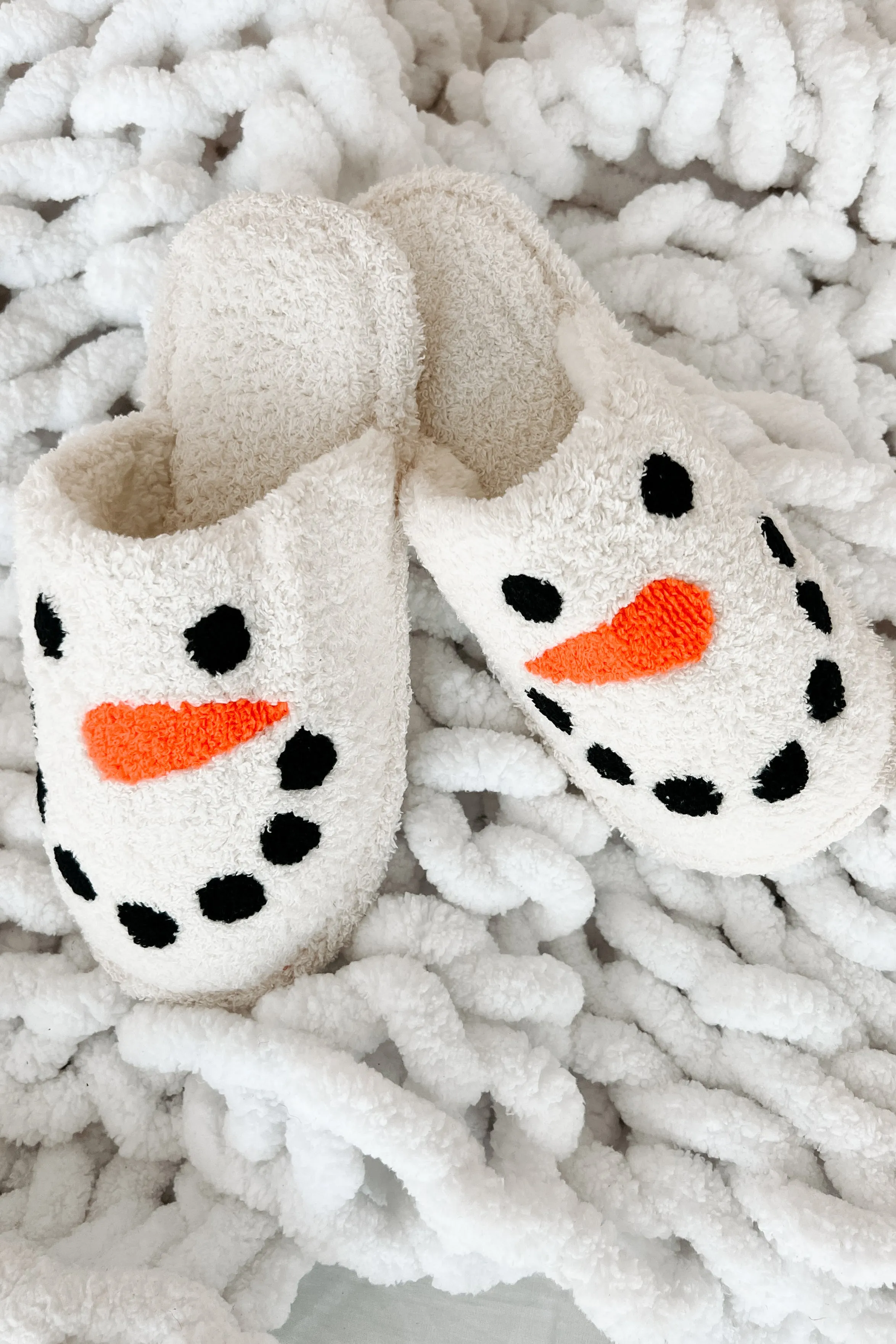 Carrot Nose Cutie Fuzzy Snowman Slippers (White/Snowman)