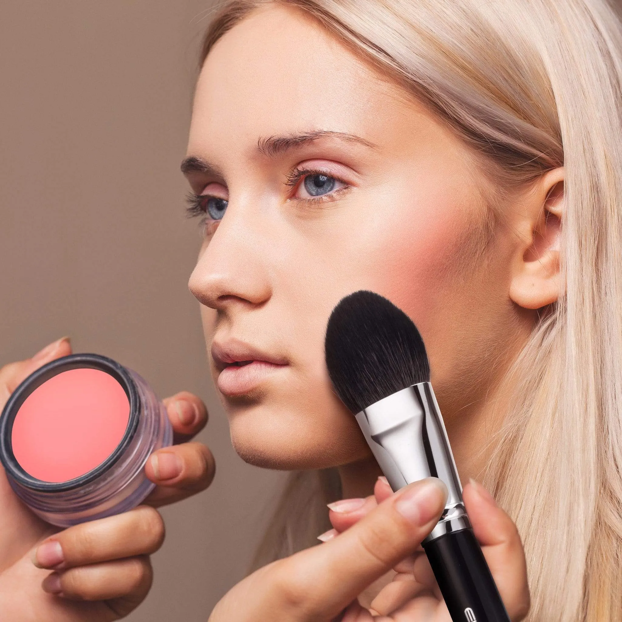 F604 - BLUSH BRUSH