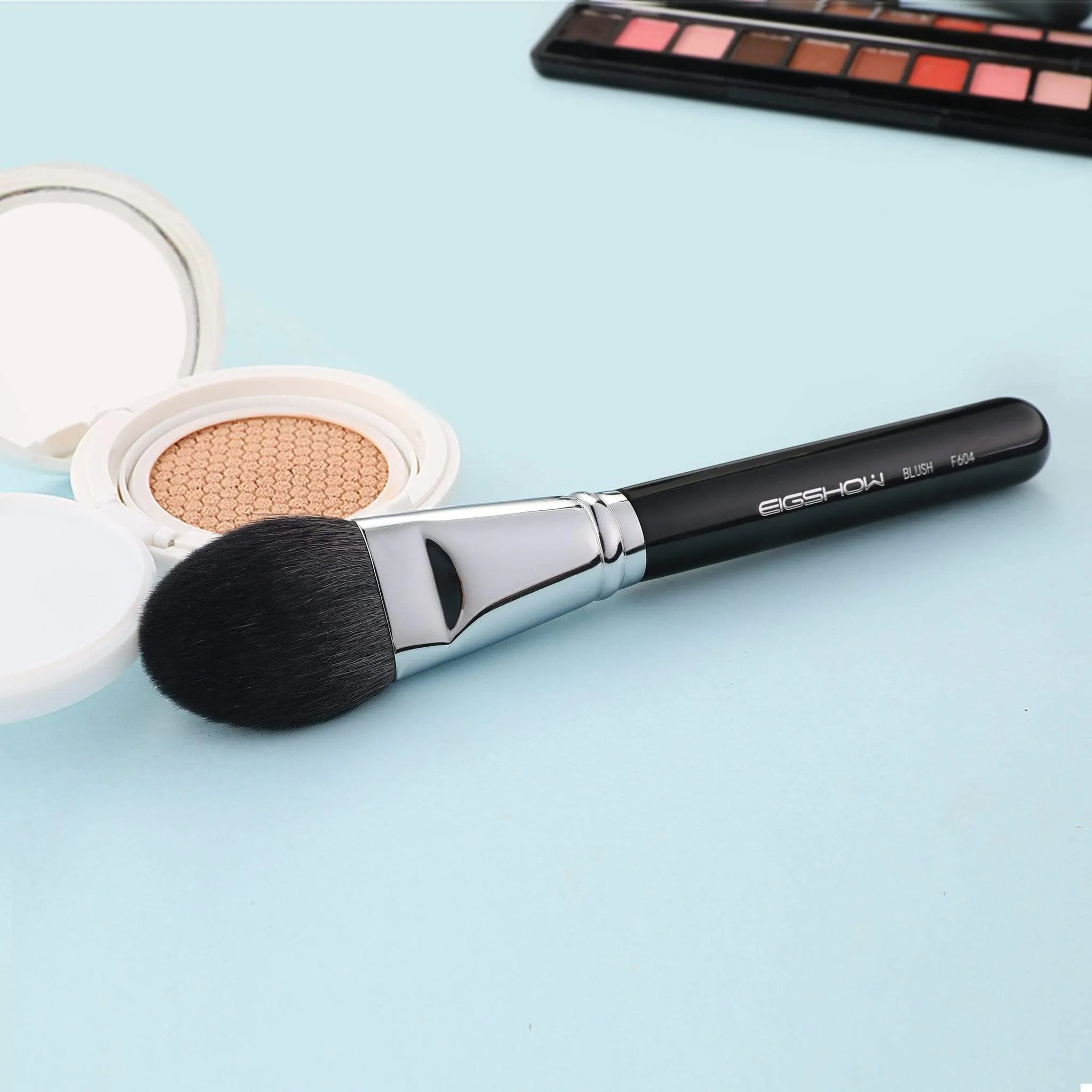 F604 - BLUSH BRUSH