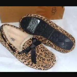 Kids Moccasin Uggs with sheep lined wool leopard