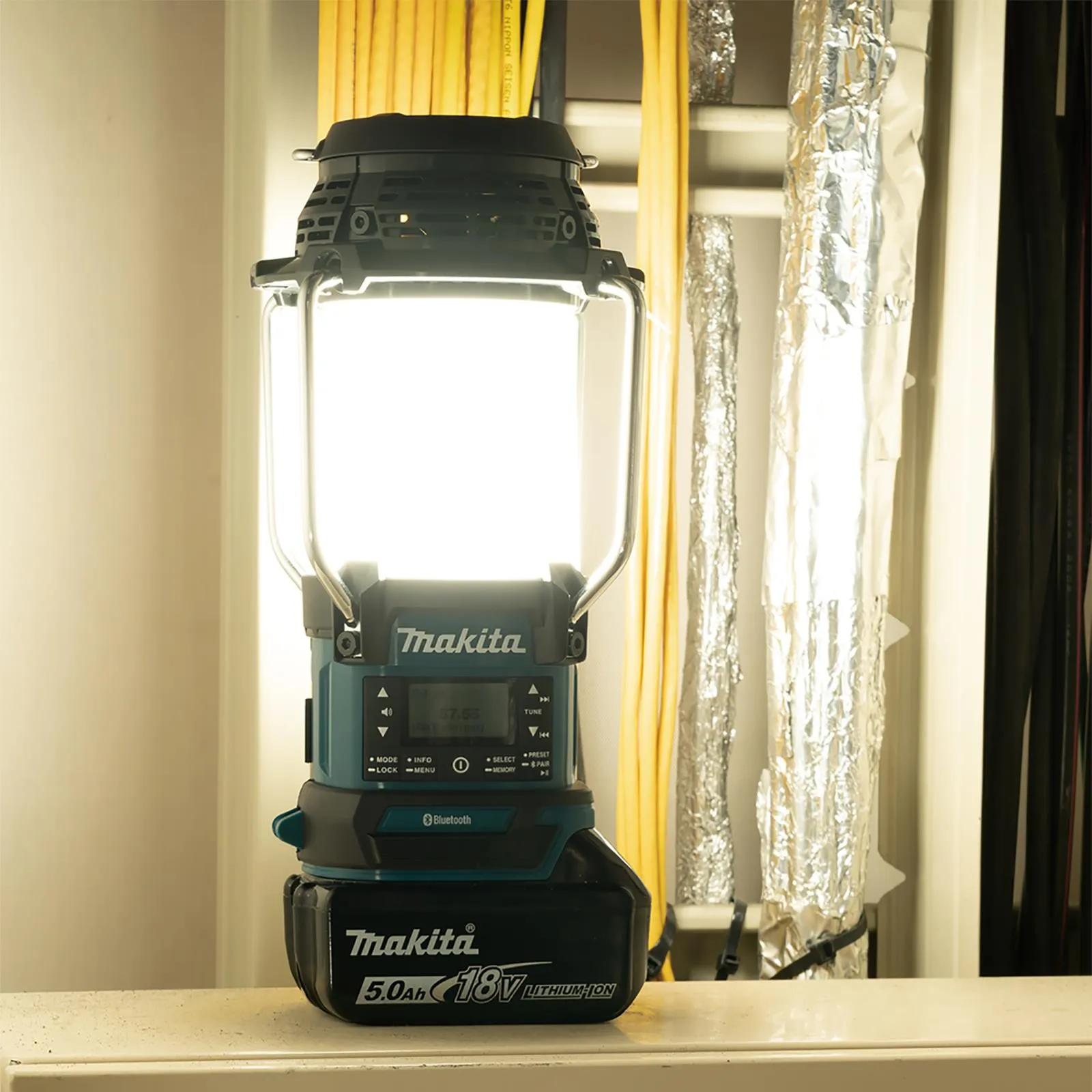 Makita Lantern Radio Job Site Light Lamp DAB  Bluetooth Cordless LXT DMR056 Body Only