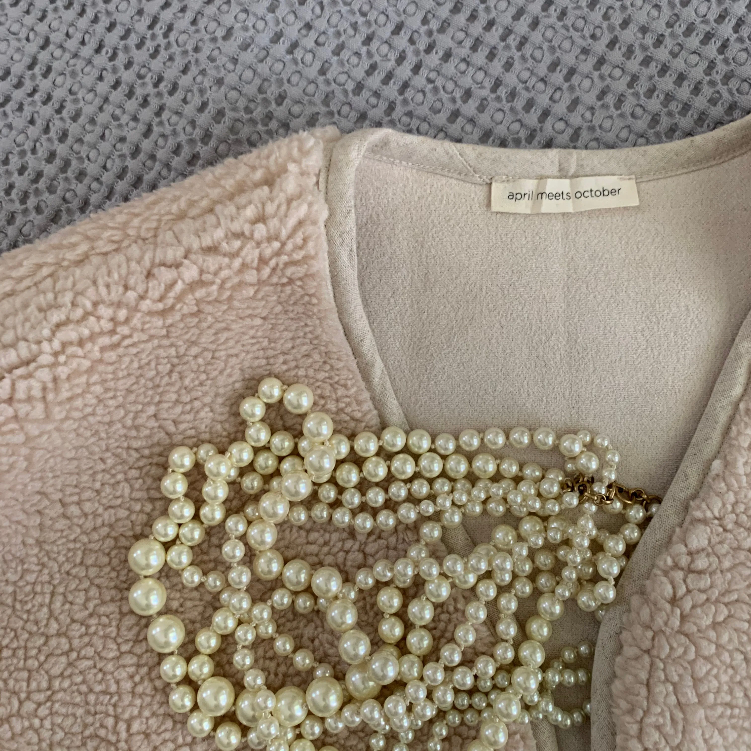 November Vest 2022 Creamy Oat