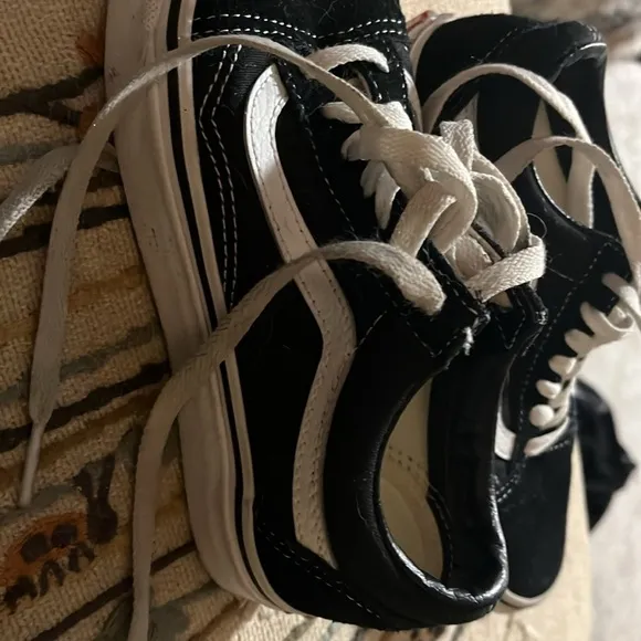 NWOB black and white kids size 3.5 us boys vans sneaker low top lace up suede