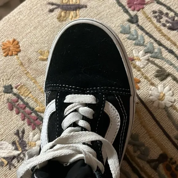 NWOB black and white kids size 3.5 us boys vans sneaker low top lace up suede