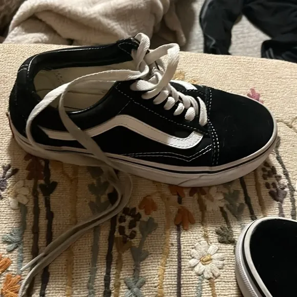 NWOB black and white kids size 3.5 us boys vans sneaker low top lace up suede