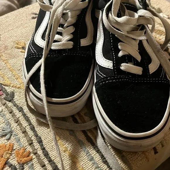 NWOB black and white kids size 3.5 us boys vans sneaker low top lace up suede