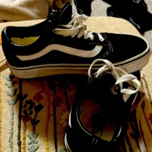 NWOB black and white kids size 3.5 us boys vans sneaker low top lace up suede