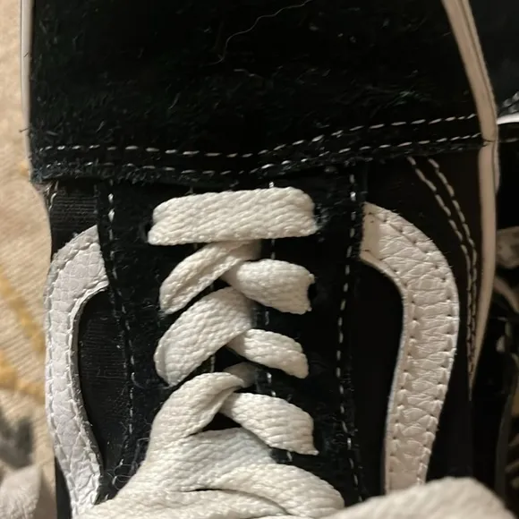 NWOB black and white kids size 3.5 us boys vans sneaker low top lace up suede