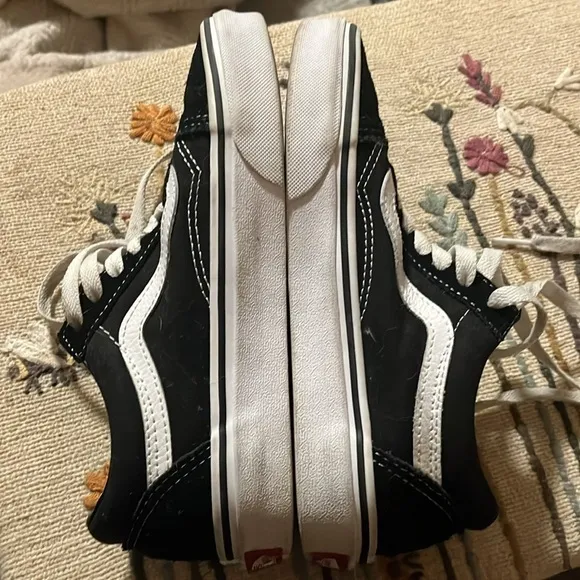 NWOB black and white kids size 3.5 us boys vans sneaker low top lace up suede