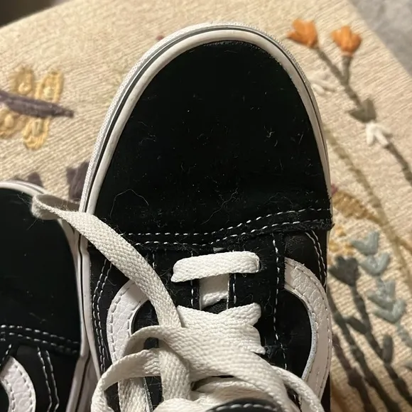 NWOB black and white kids size 3.5 us boys vans sneaker low top lace up suede