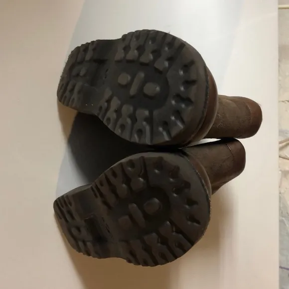 Ugg girls boot